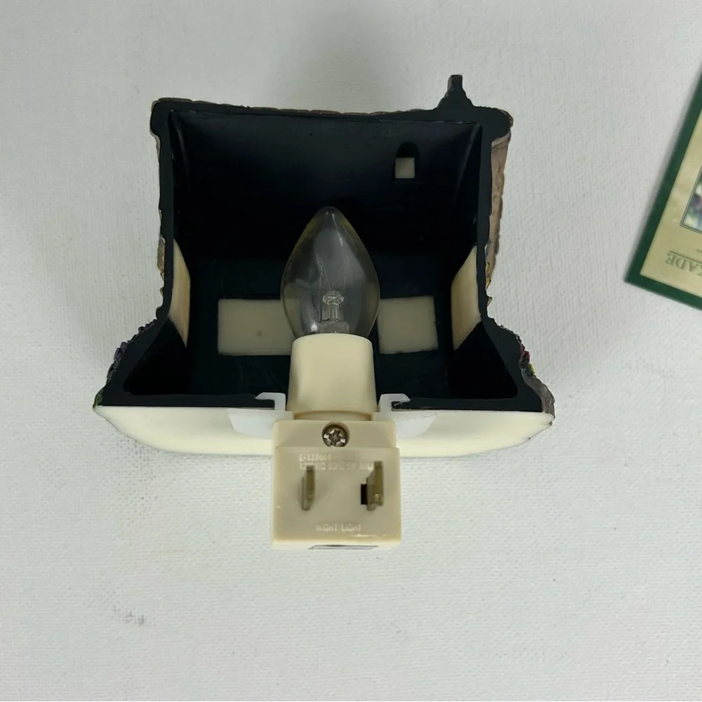 NIB -Thomas Kinkade 'Painter Of Light Candlelight Cottage' Sculpted Night Light